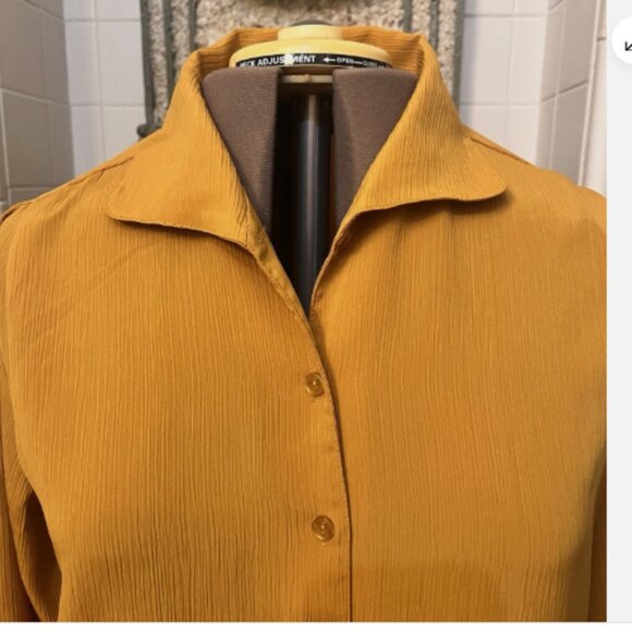 KATHIE LEE. Size 12. Mustard Color. Long Sleeve. Textured Poly Blouse. B5 - Picture 3 of 7